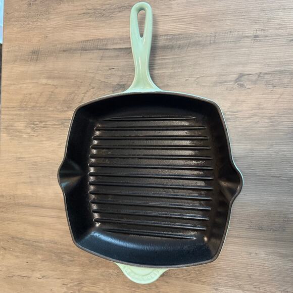 Le Creuset Enameled Cast Iron Signature Square Skillet Grill 10.25” - Picture 1 of 4